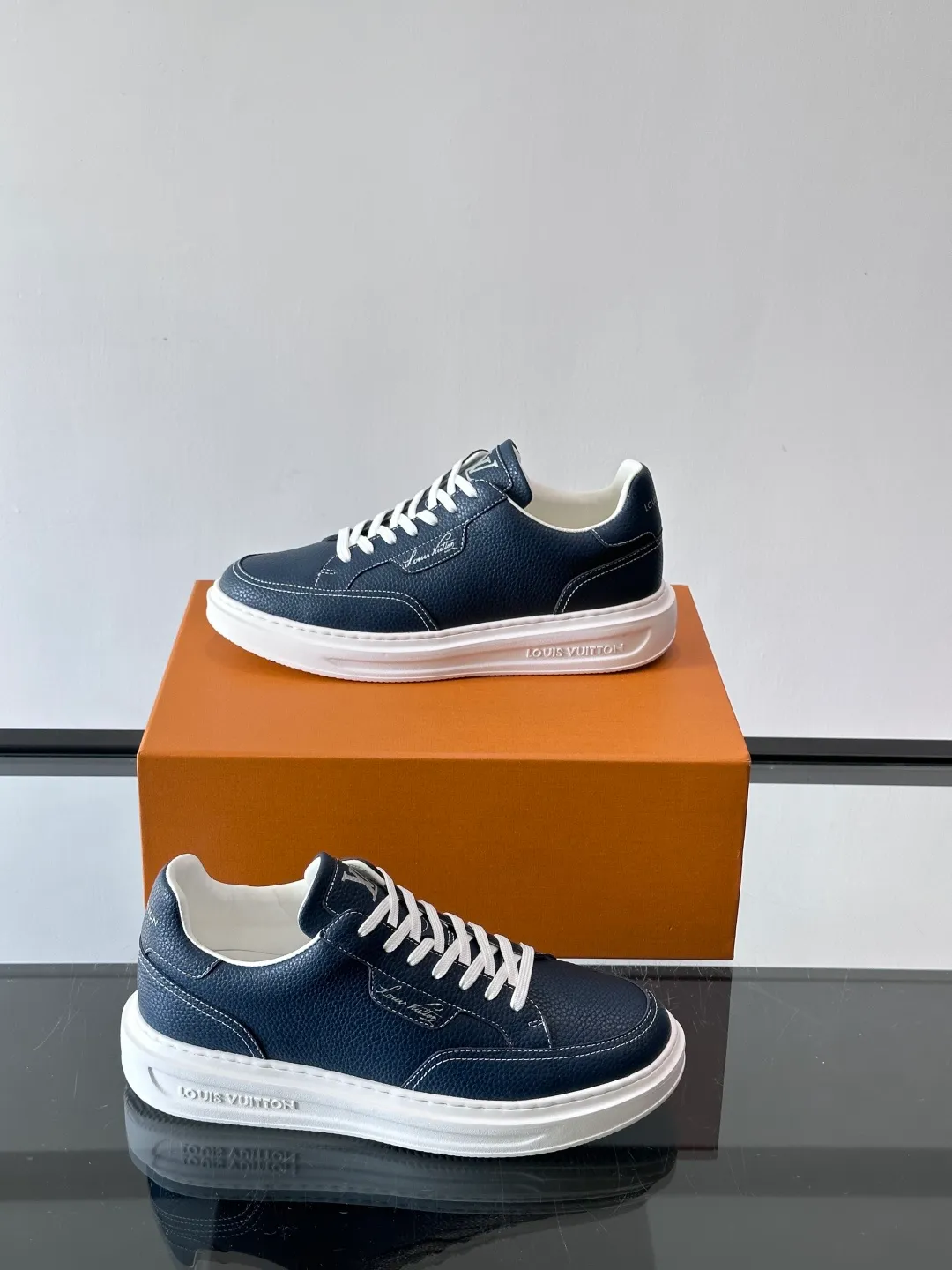 Men's men's shoes 💰p380 "＊OUIS ＊UITTO＊" casual sneakers, made of high-quality cowhide grain leather, with black laces, simple and high-end! LV Logo + classic Monogram lines on the side of the shoe, full of details✨. The rubber soles are wear-resistant and have strong traction, making them suitable for daily commuting and leisure. The shoe last fits the shape of the foot, making it comfortable to wear and not tiring after long walks. It is extremely versatile and can be easily worn with jeans or casual pants. It is a must-have item for men's fashion! 🖤 ​​size：38-44